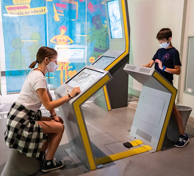 Młodzi ludzie przy eksponatach