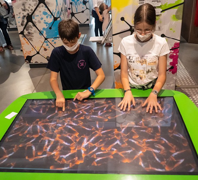 Młodzi ludzie przy eksponatach