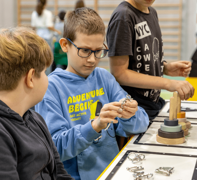 Dwóch chłopców przy eksponacie