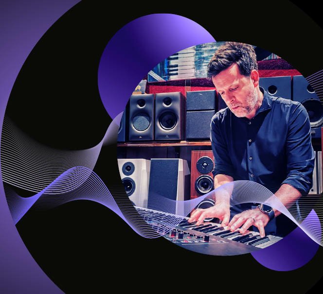 Mężczyzna gra na syntezatorze w studiu nagrań; w tle głośniki i sprzęt audio, całość uzupełniają abstrakcyjne fale dźwiękowe i graficzne elementy.