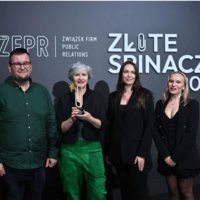 Na zdjęciu cztery osoby z nagrodą Złotego Spinacza, w tle ścianka z podpisem Złote Spinacze 2025.